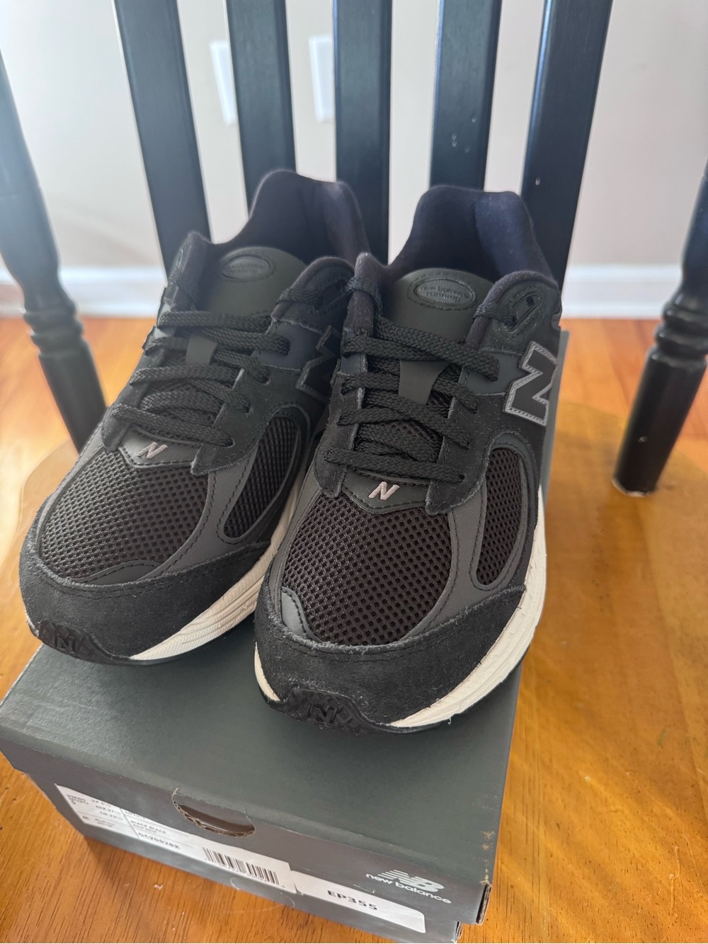 New Balance 2002 BK Women’s 6 Big Kid 5Y Black Mesh & Suede Sneakers NIB